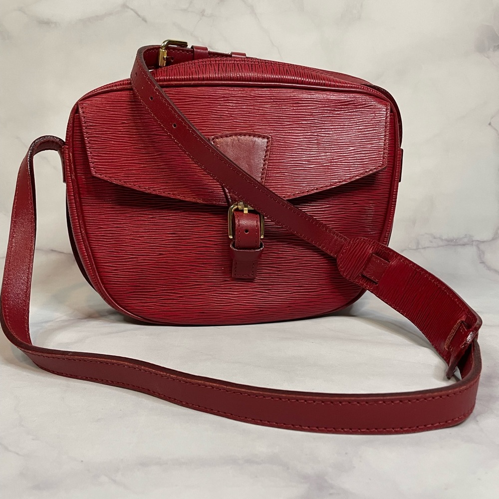 Beautiful vintage red crossbody!